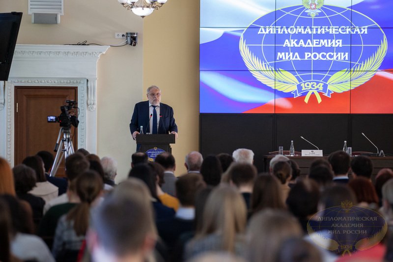 Михаил делягин депутат. Неймарк дипакадемия. Выступления экономистов. Украинский экономист который выступал на дебатах. Пермский край виктор басаргин.