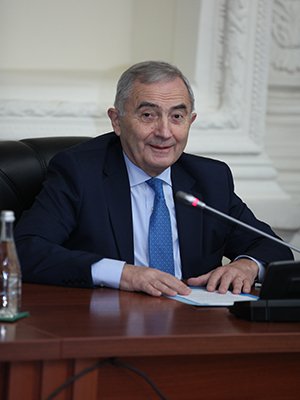 Лазар Команеску